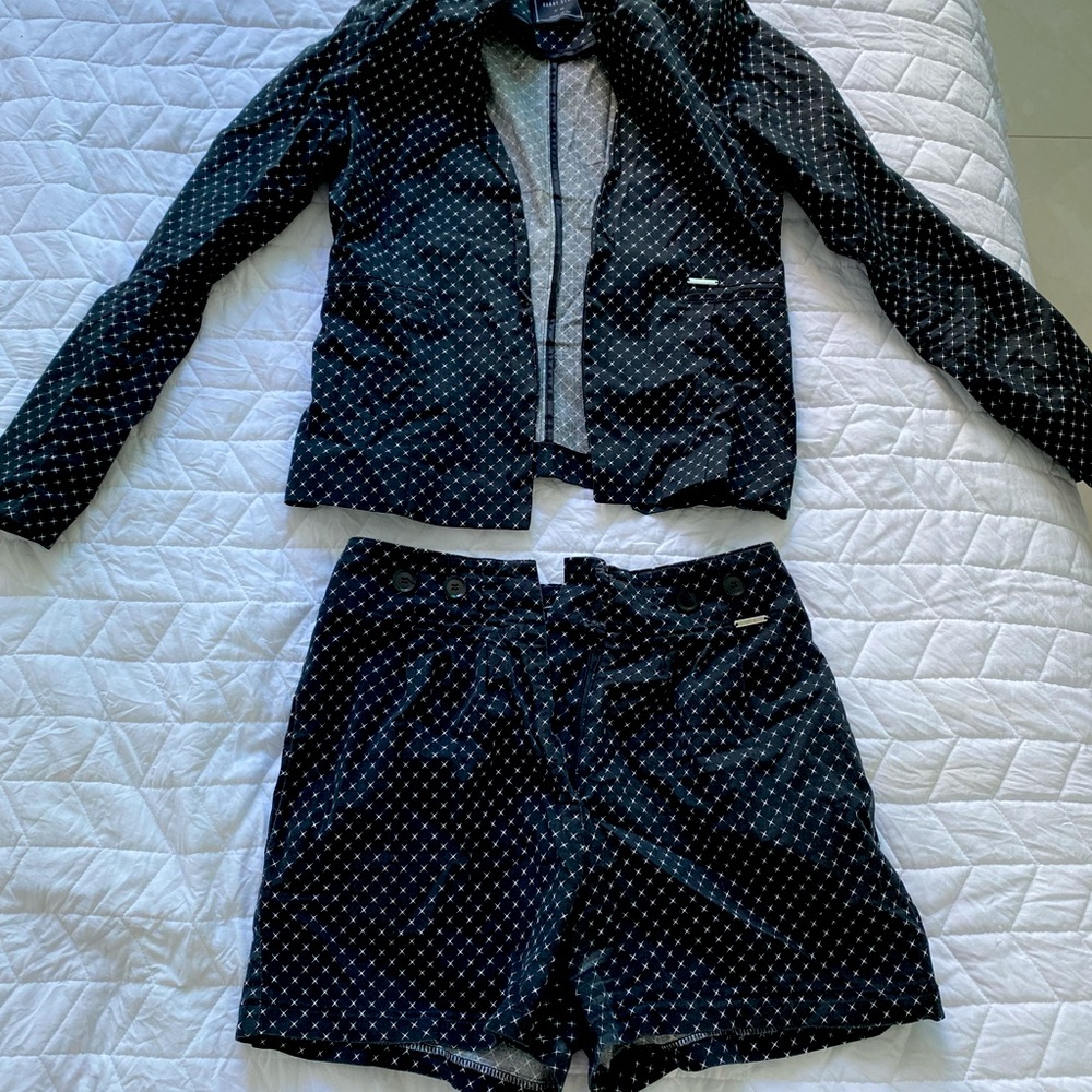 Handy Deep suit (jacket and shorts). Looks very trendy